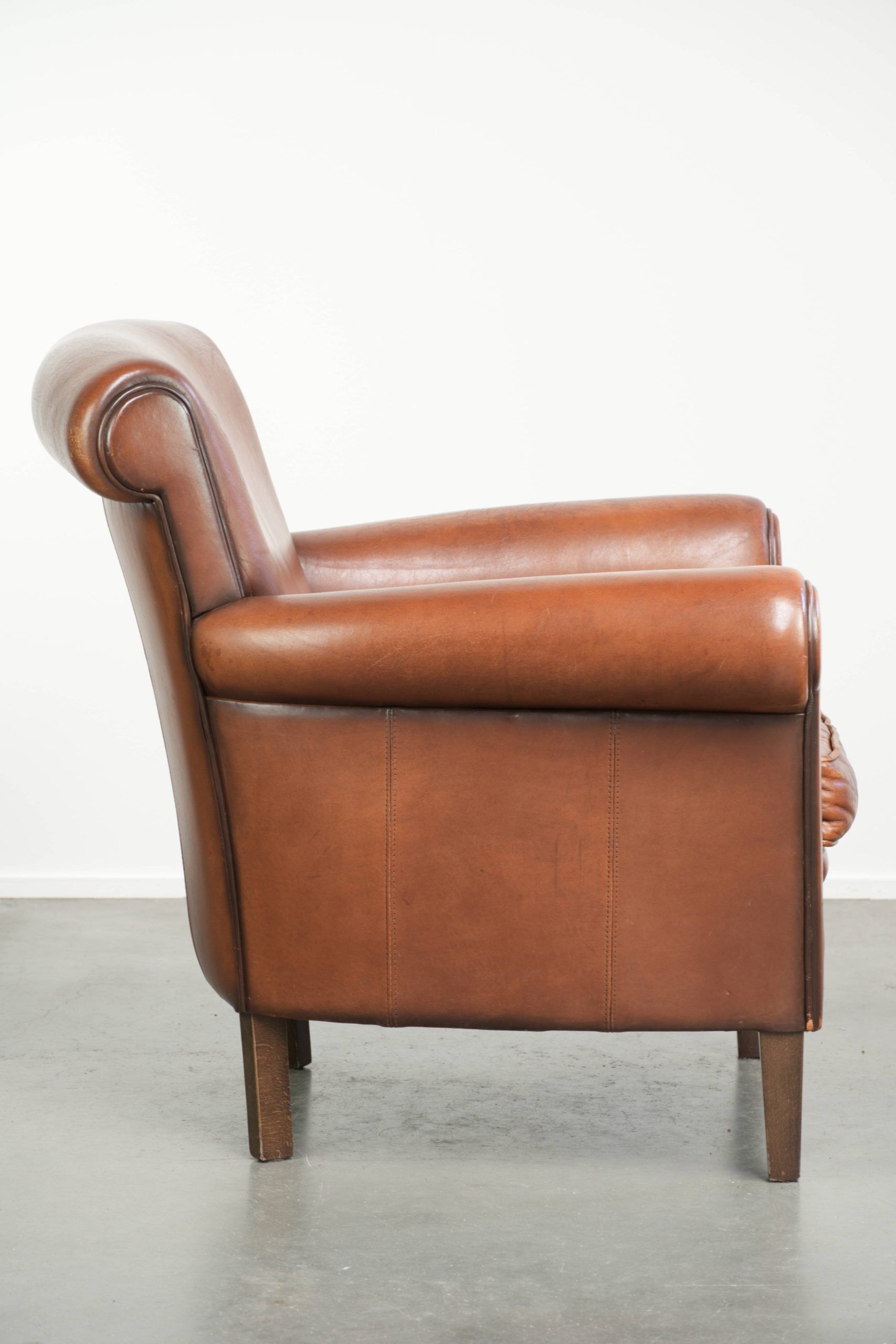 Fauteuil en peau de mouton confortable avec une finition élégante.