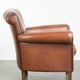 Fauteuil en peau de mouton confortable avec une finition élégante.