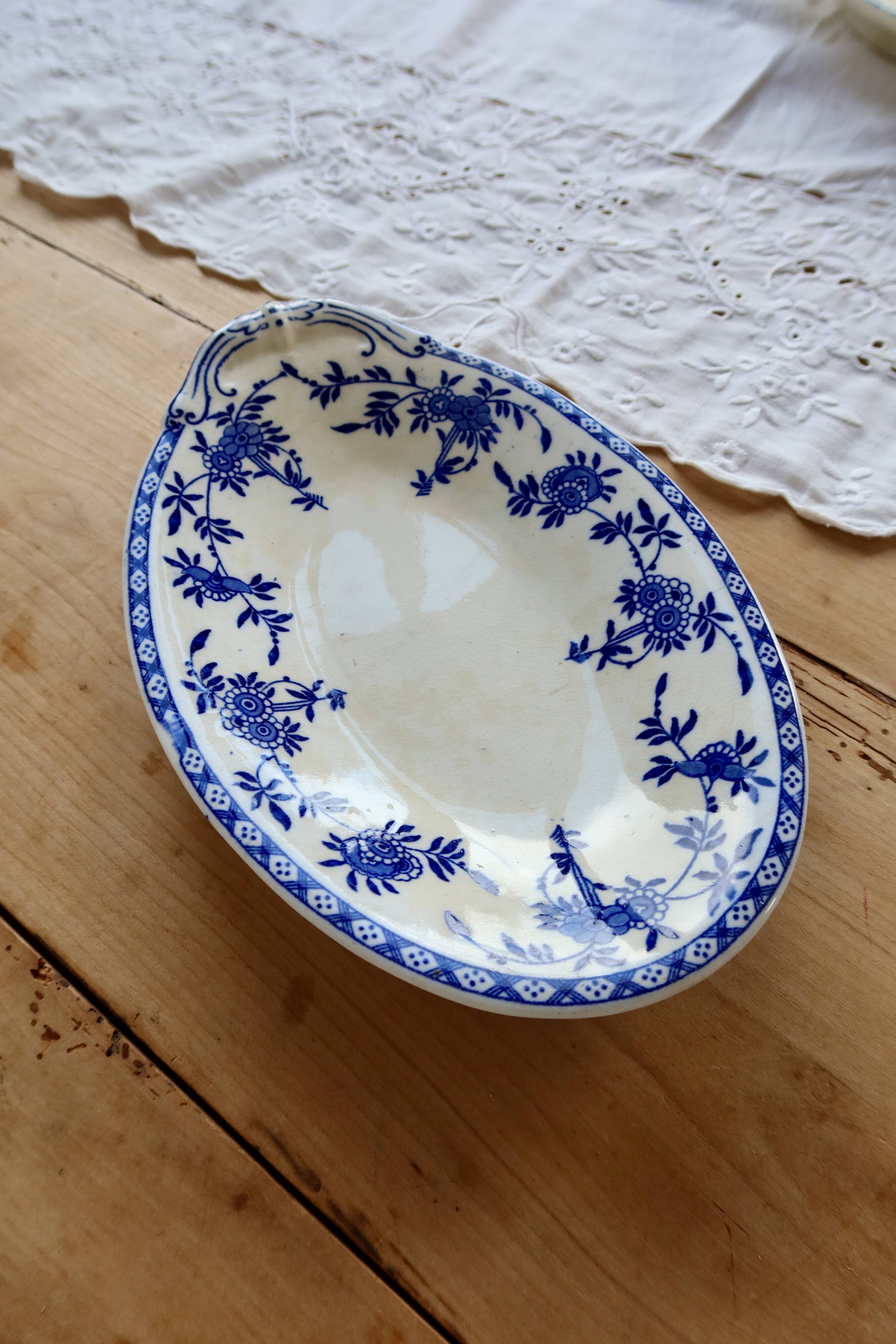 Ravier ancien porcelaine de Dresde bleu blanc – Plat à hors-d'œuvre baroque