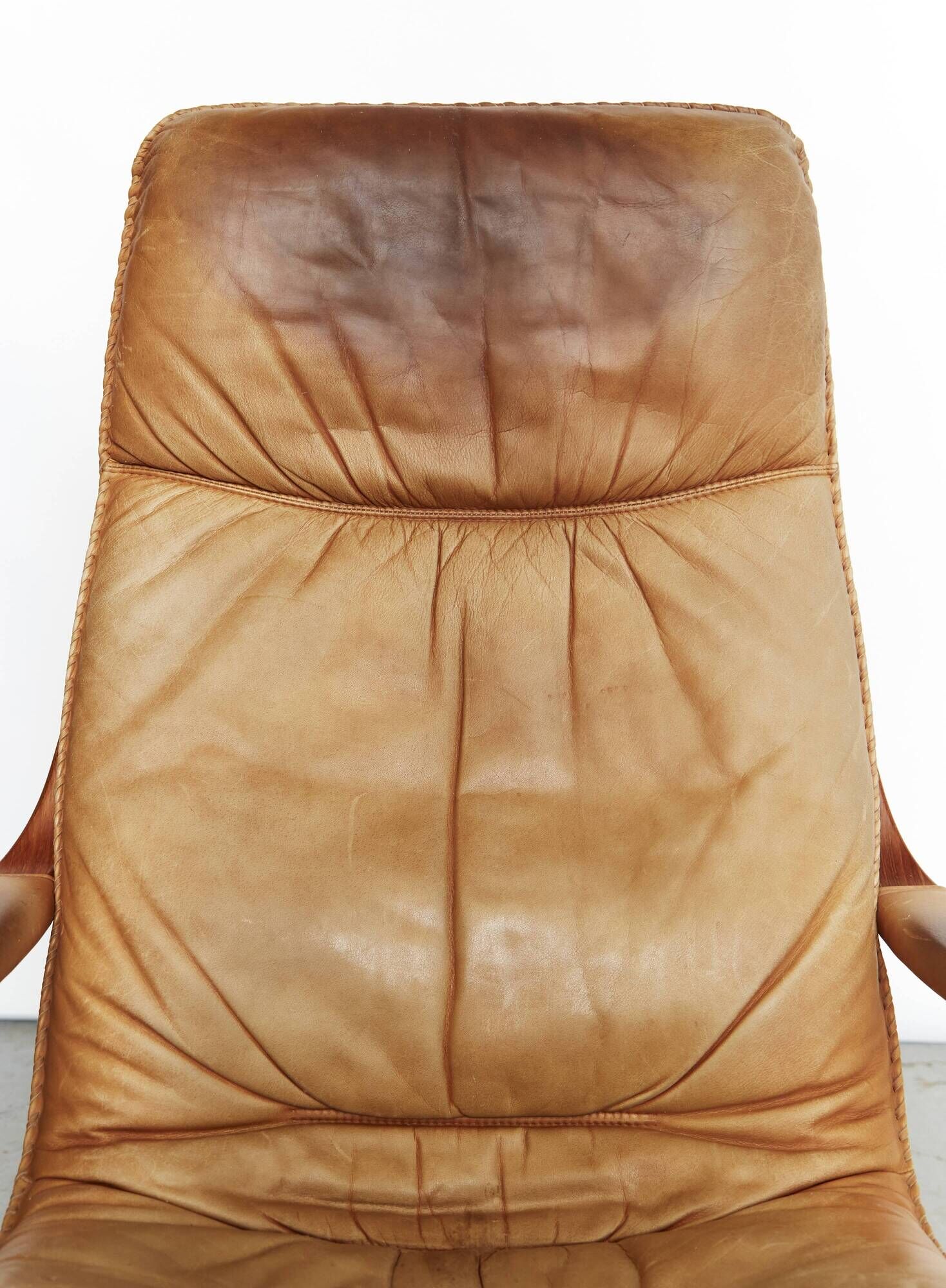 Fauteuil pivotant à dossier haut en teck et cuir Berg Furniture