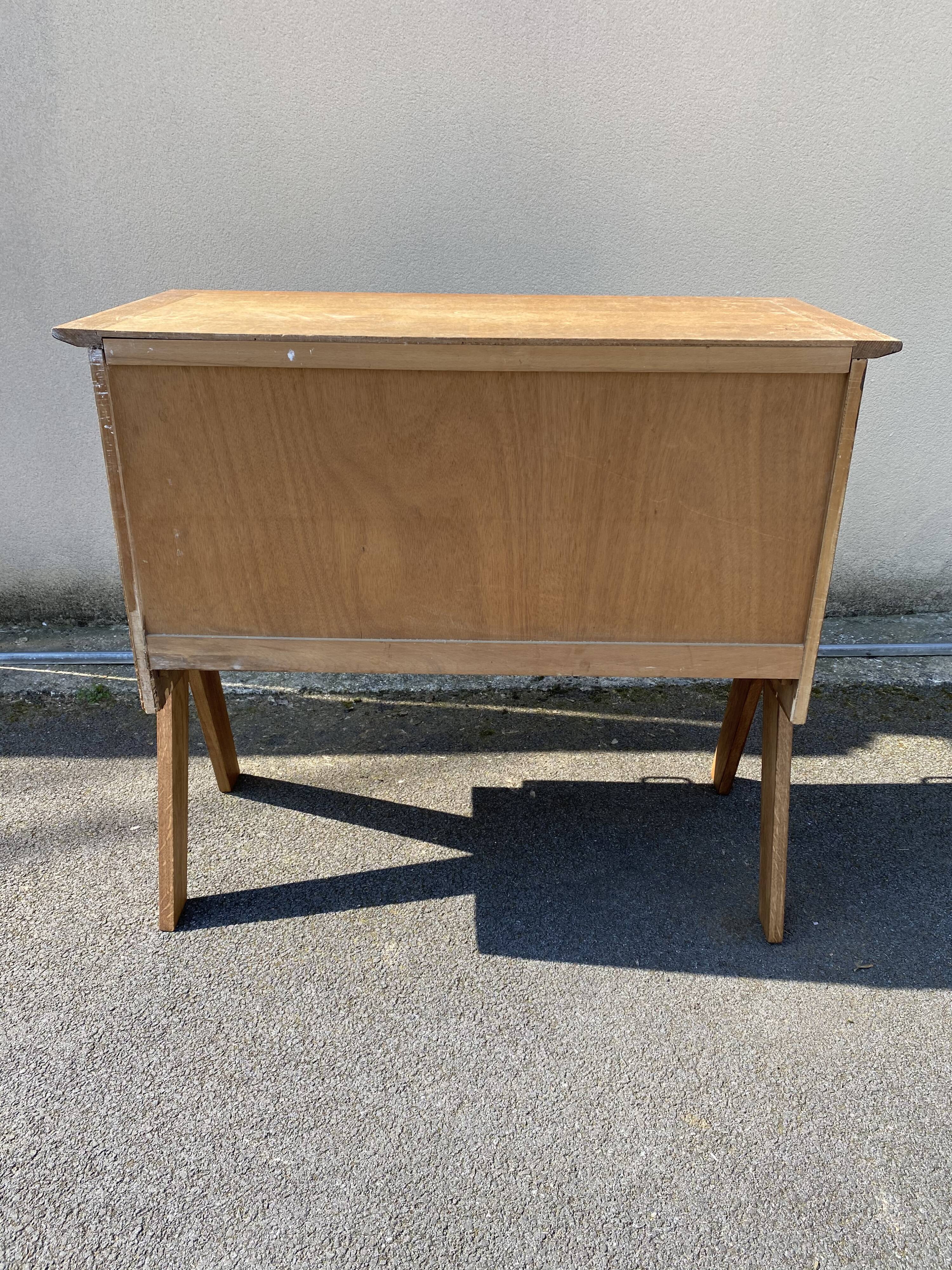 Dresser compass feet