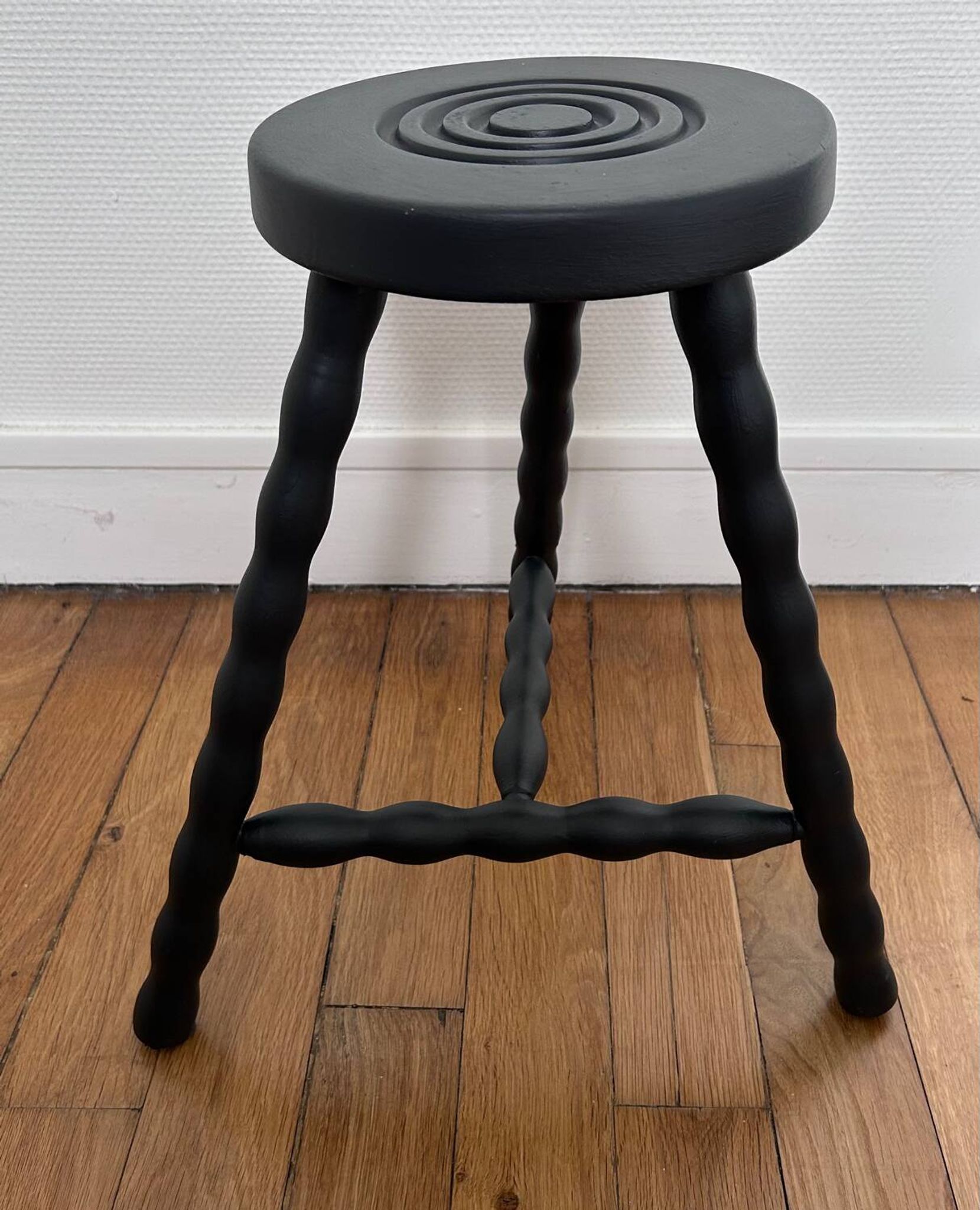 Tabouret tripode pieds bobines