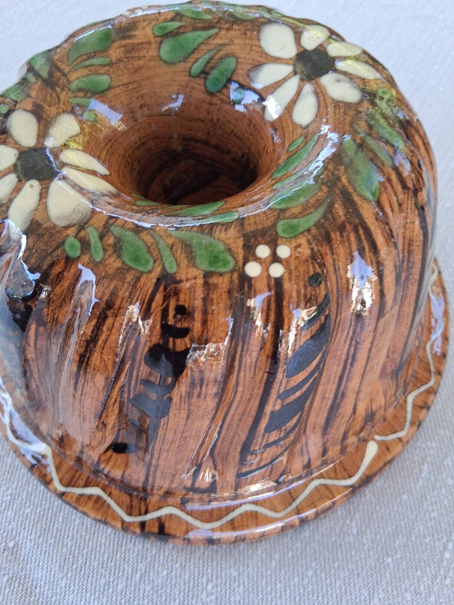 Very nice Alsatian ceramic kouglof dish in very good condition.