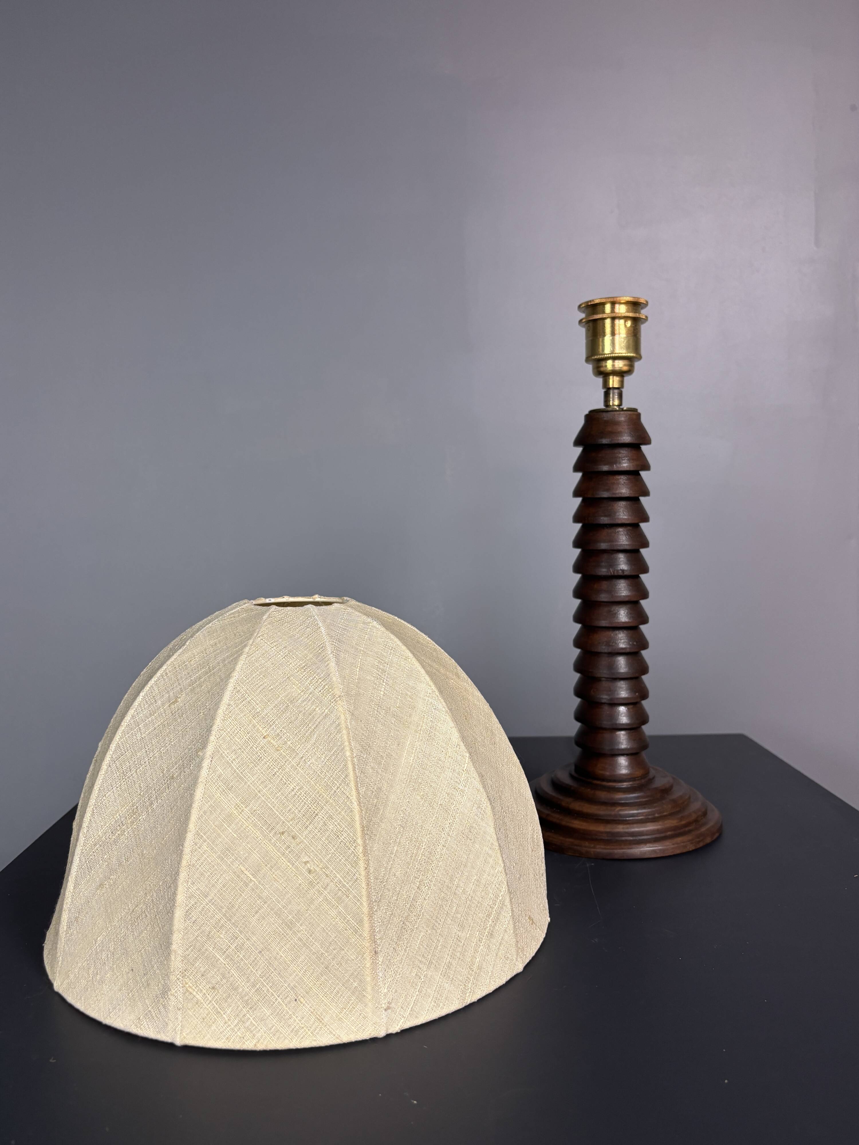 Lampe de table en bois tourné brutaliste du milieu du siècle dans le style de Charles Dudouyt, années 1950.