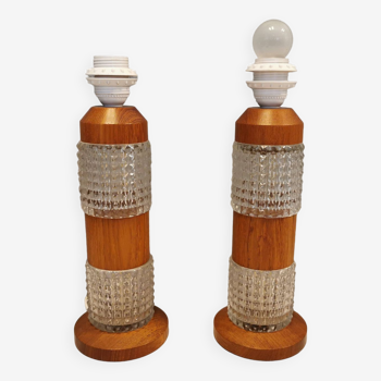 Lampes de table suédoises en bois de teck et verre cristal pressé durement.