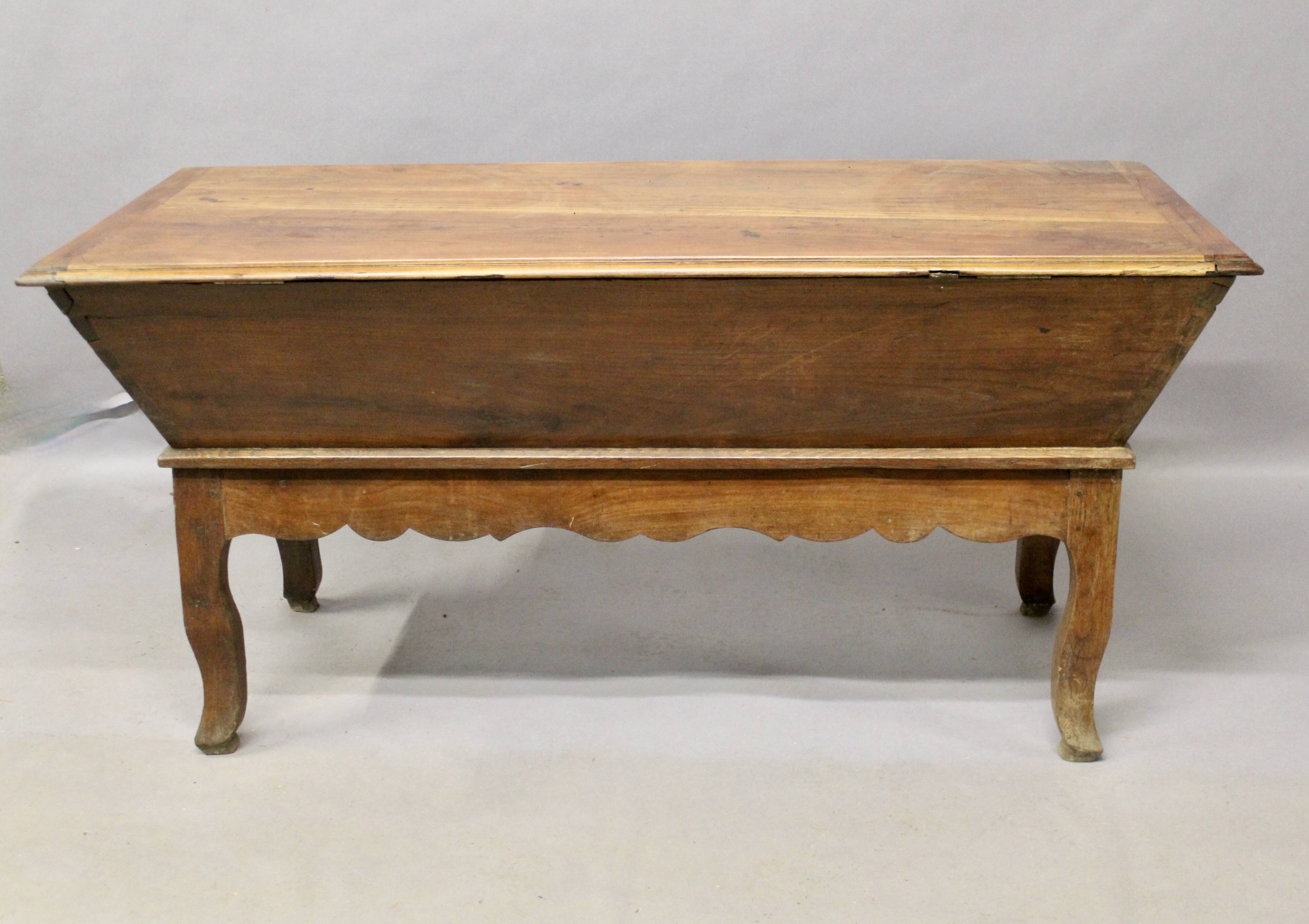 Pétrin en merisier Louis XV