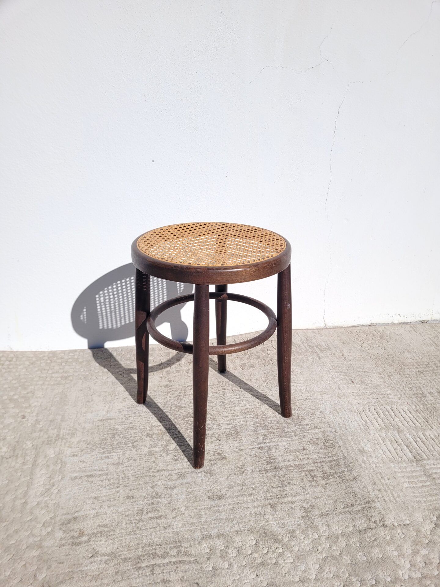 Tabouret bas ancien en cannage et bois courbé