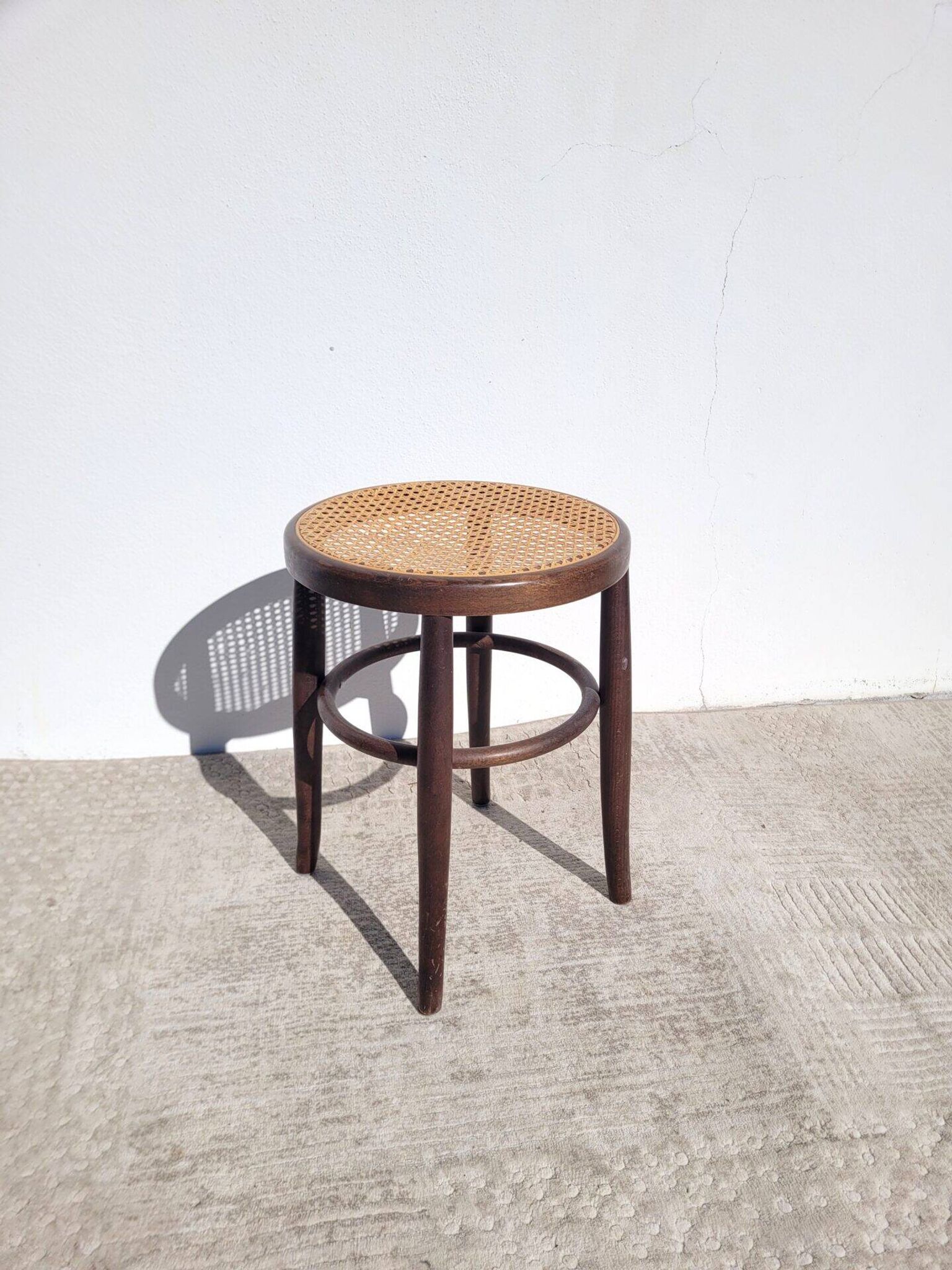 Tabouret bas ancien en cannage et bois courbé