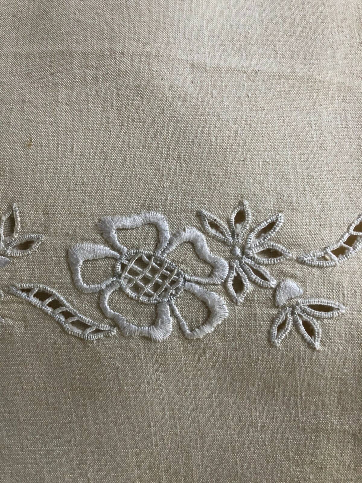 drap ancien brodé motif fleurs