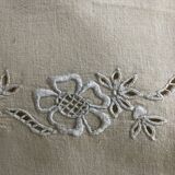 drap ancien brodé motif fleurs