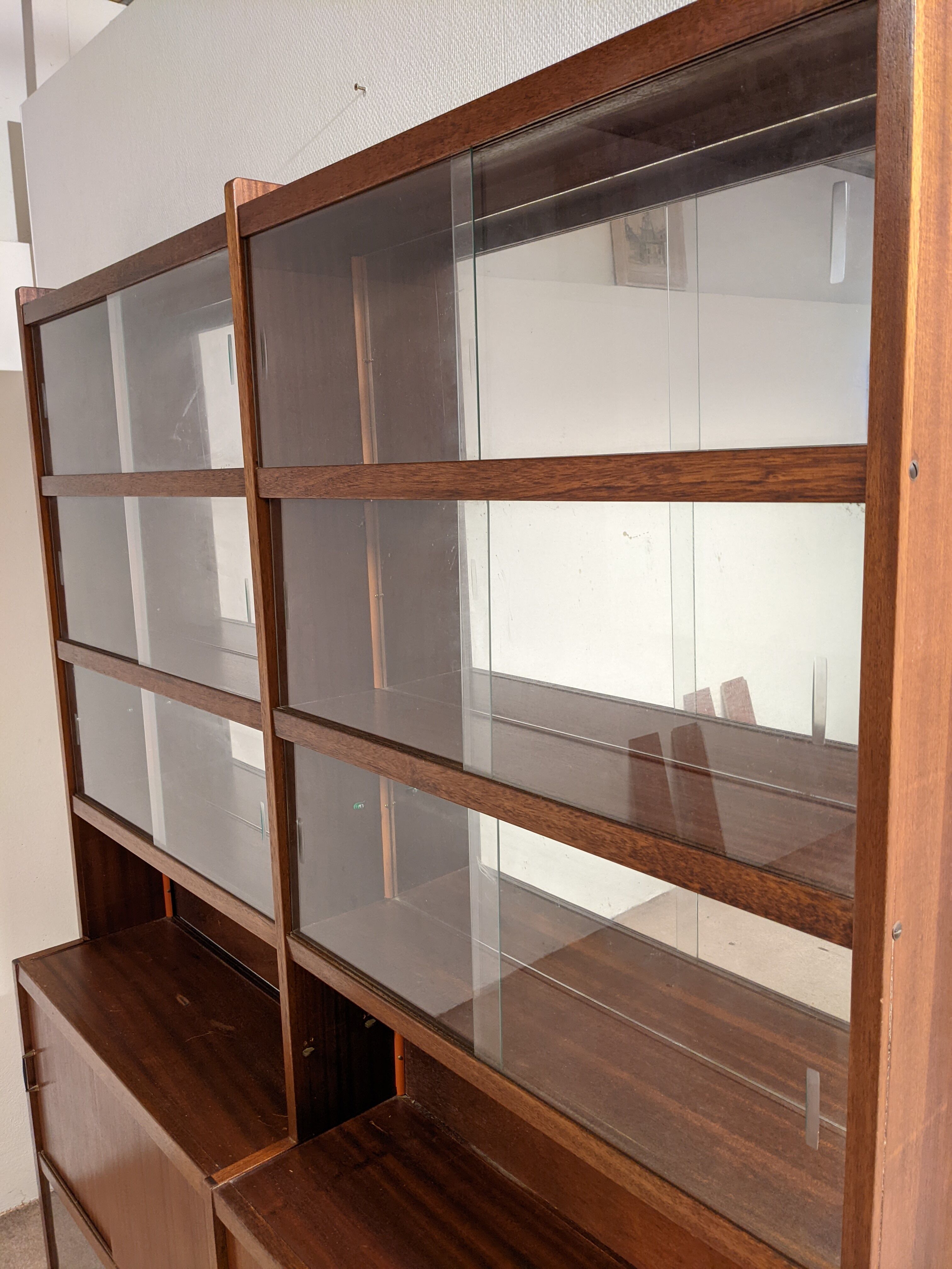 Large shallow showcase depth