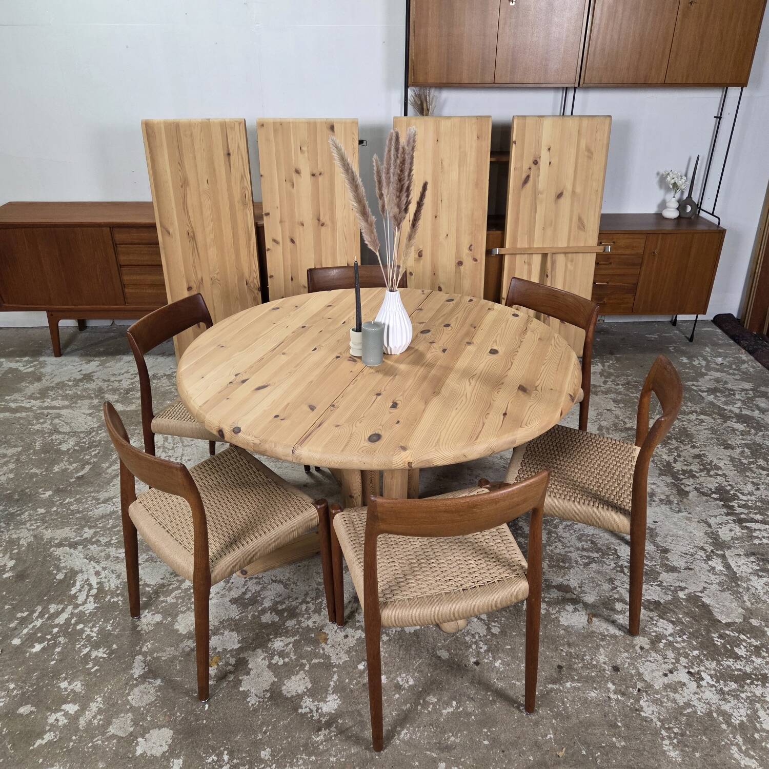 Dyrlund, vintage 1960s XXXXL extendable Danish dining table