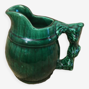 Pichet en porcelaine en forme de tonneau, avec sa poignée qui ressemble à un cep de vigne