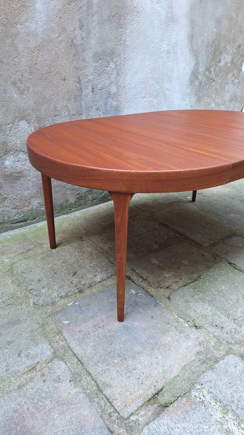 Scandinavian extendable table in teak