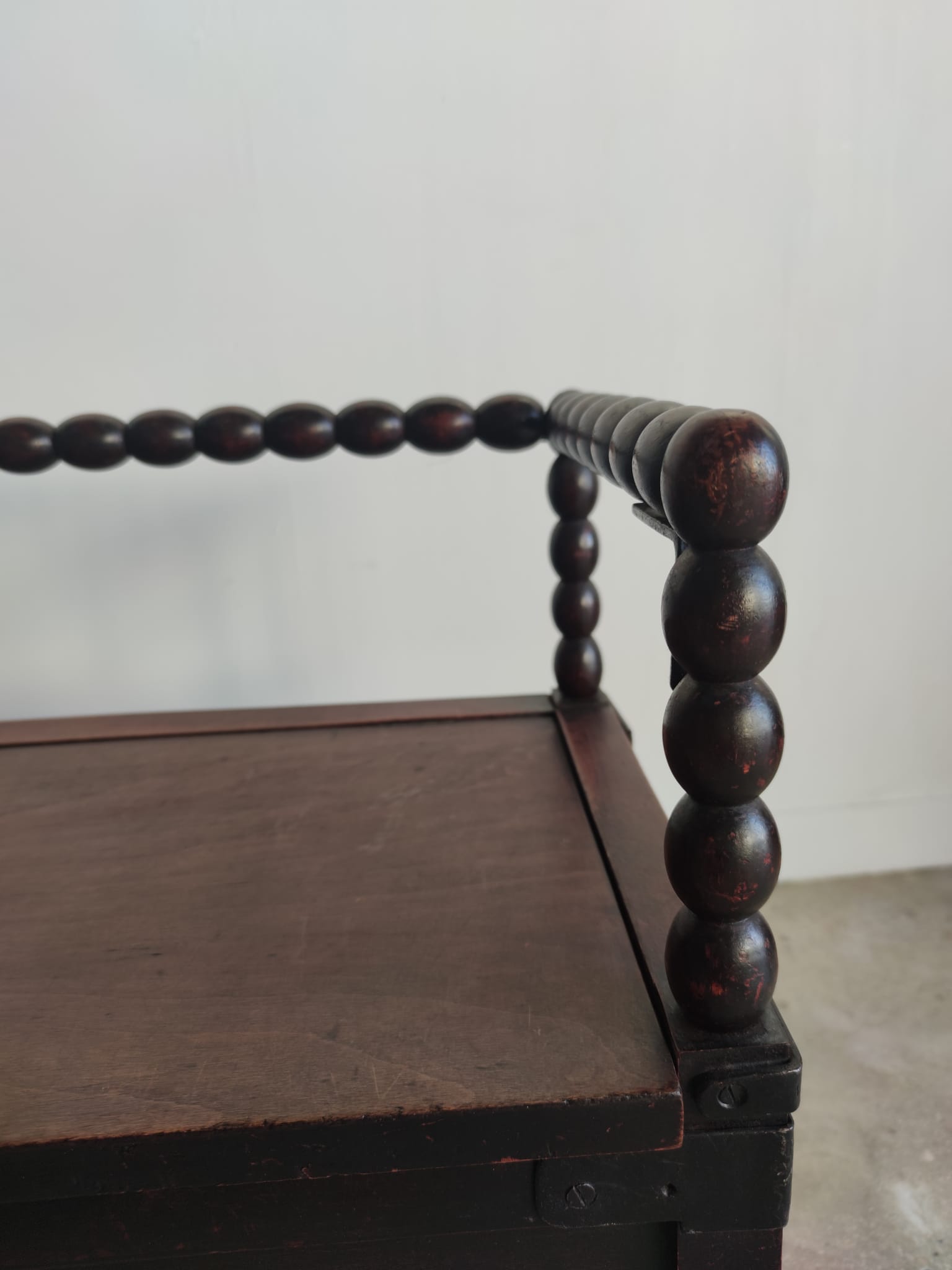 Natural wood chest forming a bench, ringed shoulders