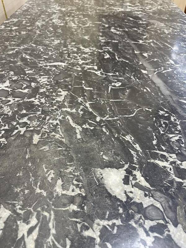 Buffet bas de style Louis XVI en acajou et marbre