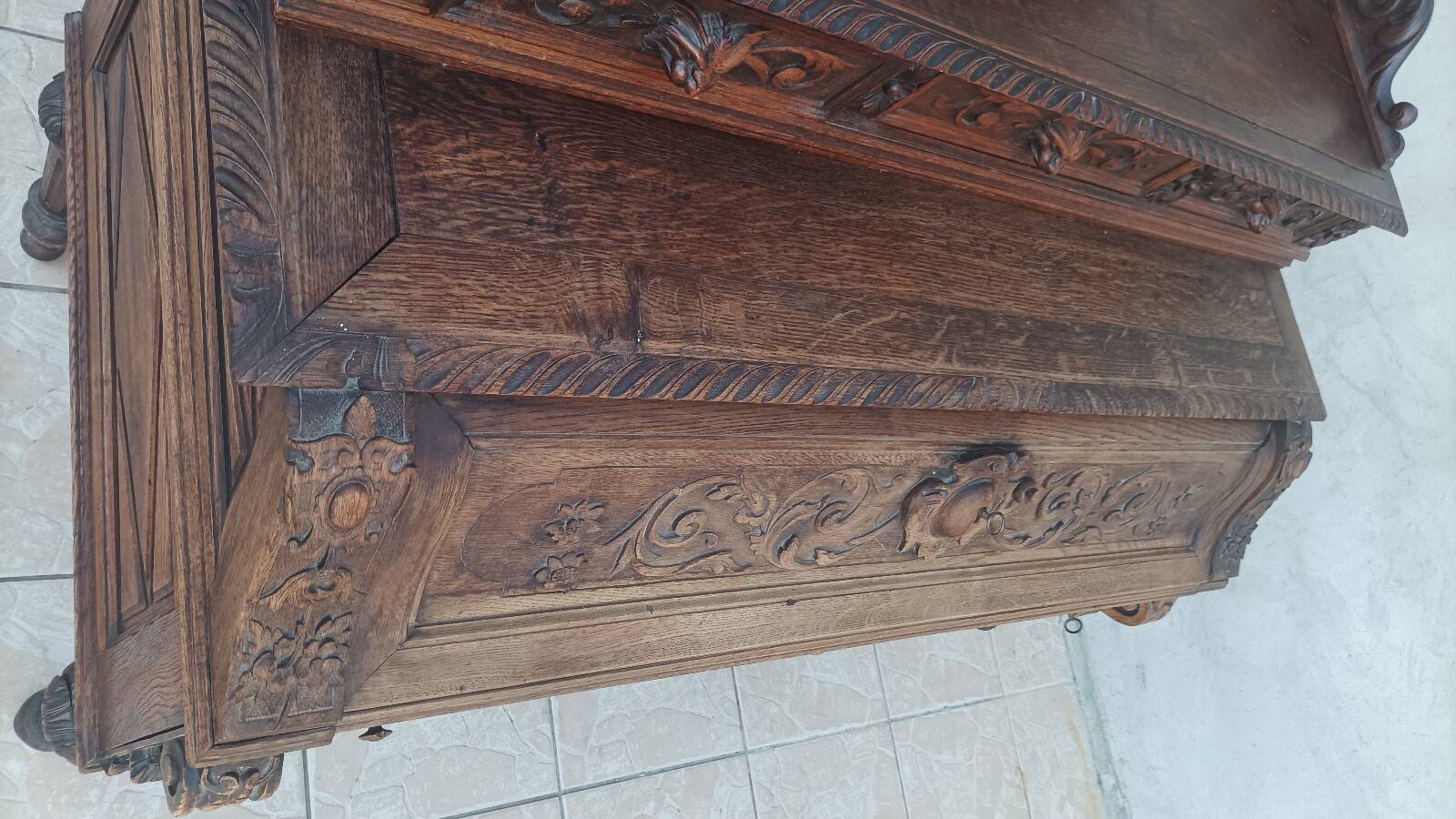 Louis XIII cylinder desk in carved oak, 19th century.