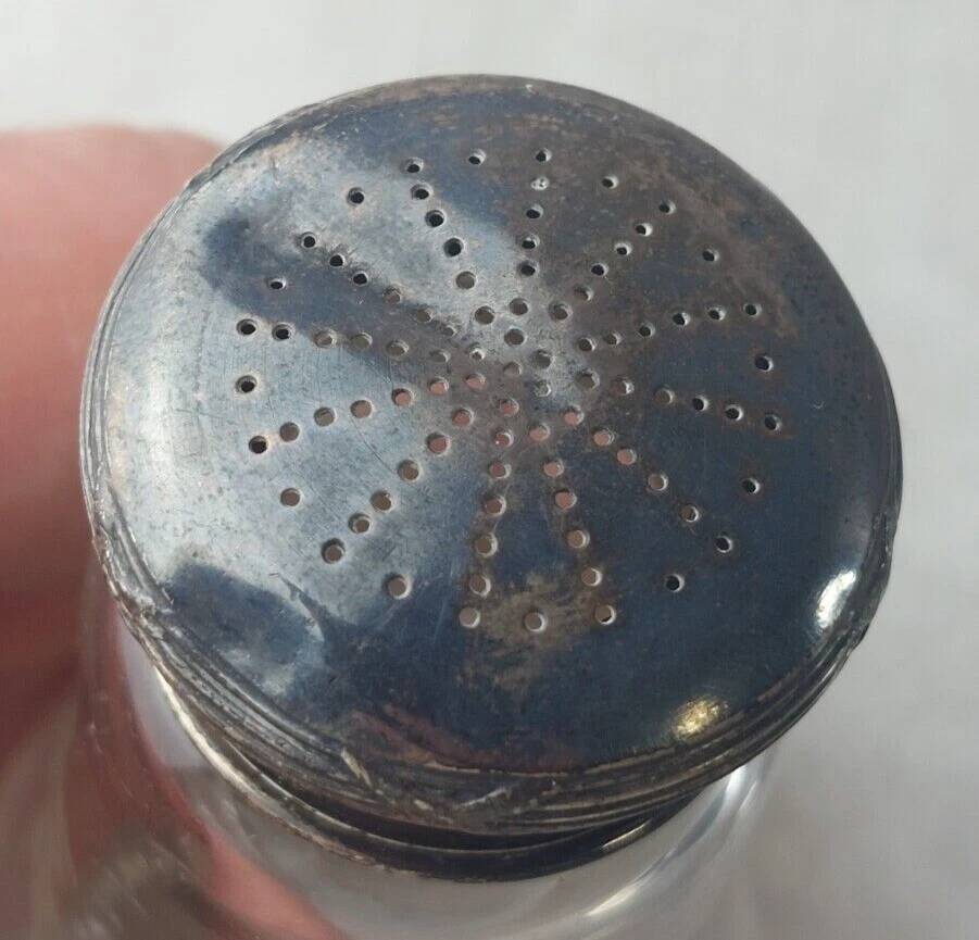 Antique table powder shaker, in engraved glass and solid silver, X