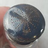 Ancienne saupoudreuse poudrier de table, en verre gravé et argent massif, X