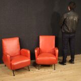 Paire de fauteuils de conception italienne en simili cuir rouge