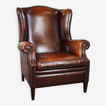 Luxueux grand fauteuil à oreilles en cuir de mouton avec de belles couleurs et une patine étonnante