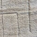 M'rirt Berber rug in ecru with geometric patterns in relief – 210x300 cm