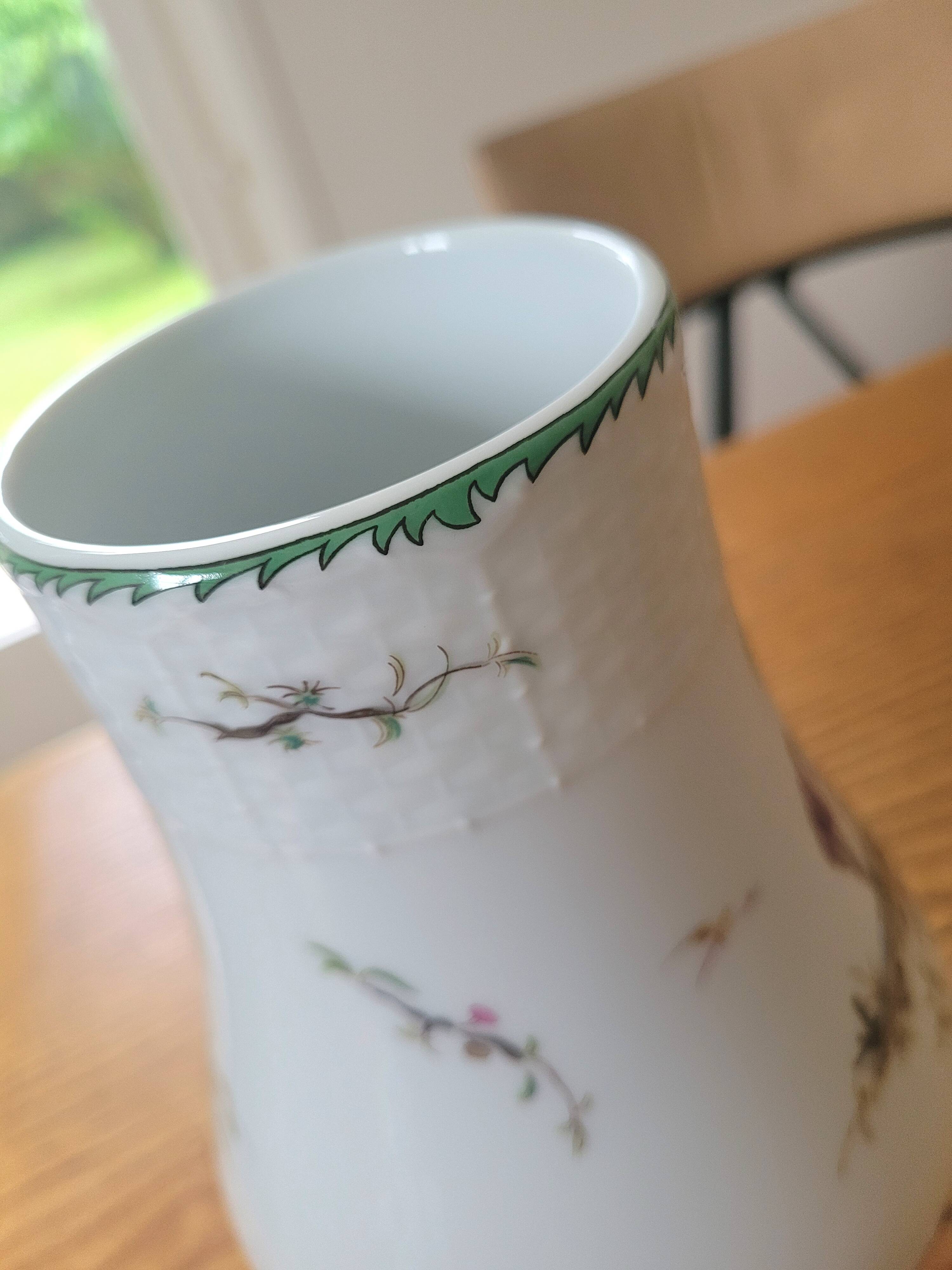 Vase en porcelaine décor polychrome "aux vieux chinois"