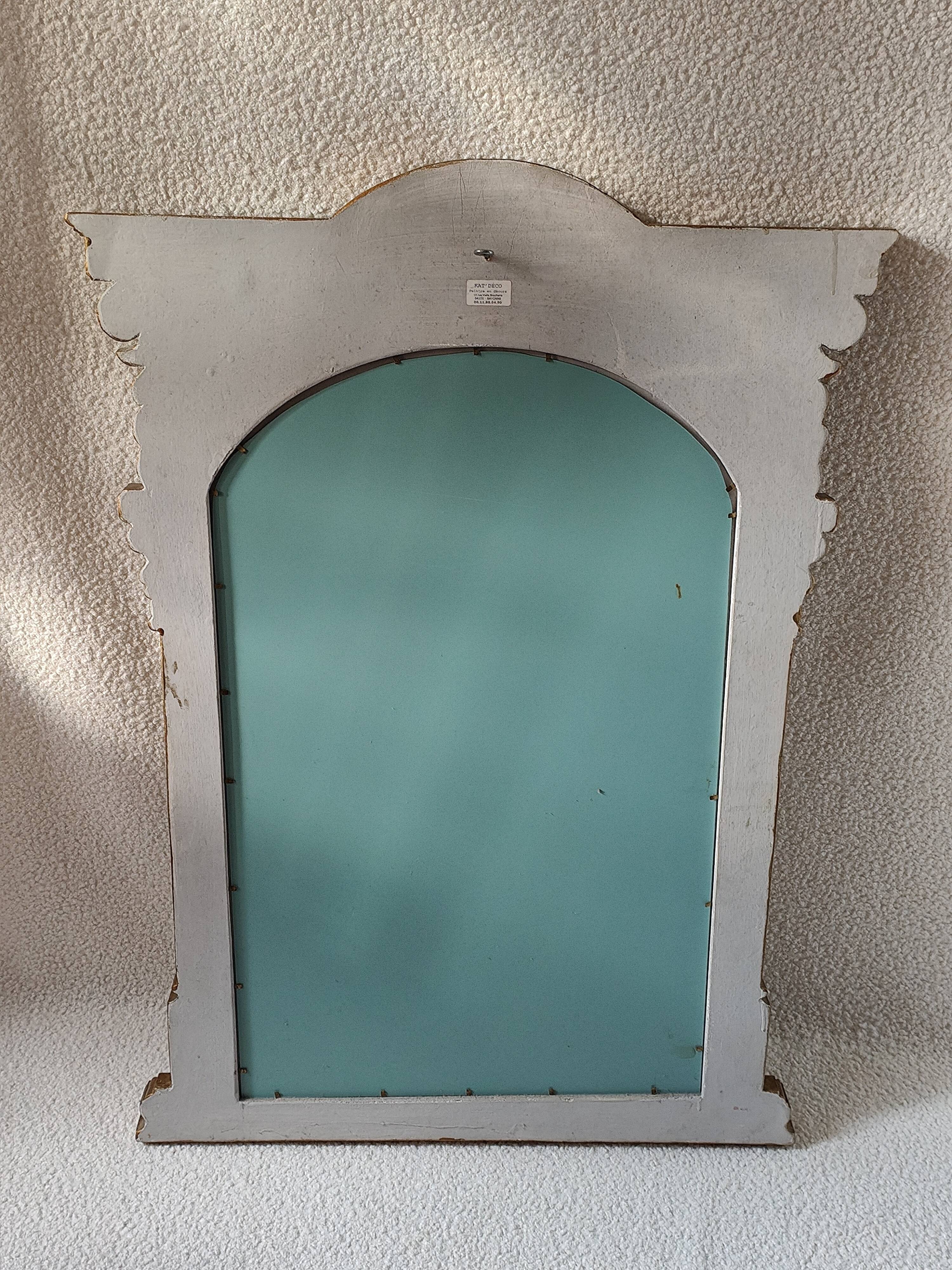 Miroir en bois doré a fronton travaillé