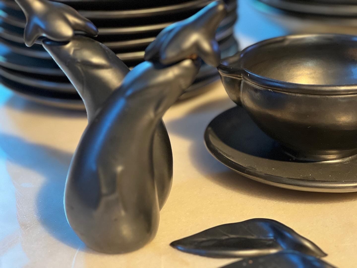 Service de table Ceramony Vallauris en faience noir mat 1950 - 38 pièces