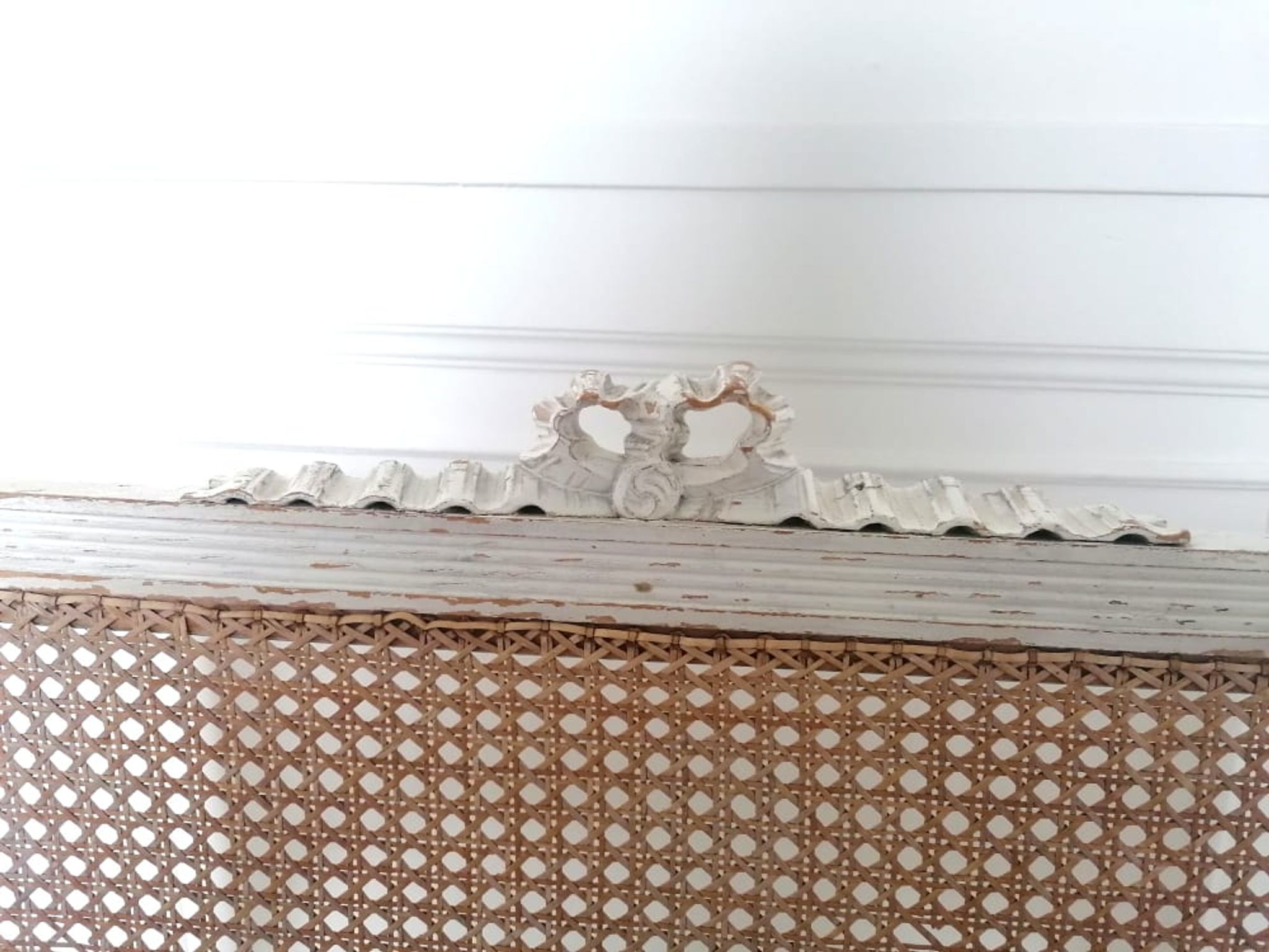 Fauteuil canné de style Louis XV bois laqué