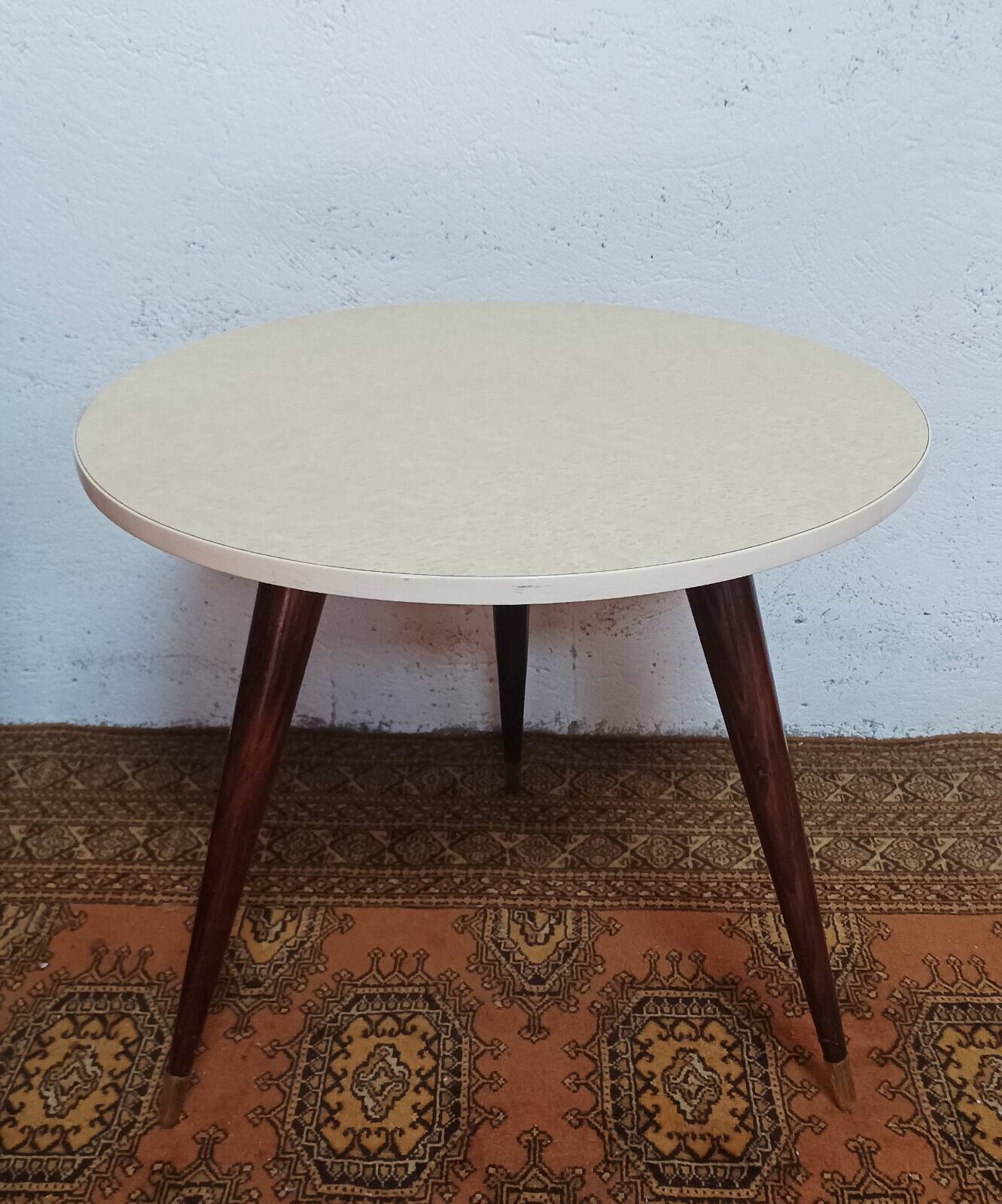 Vintage tripod side table in wood and formica.