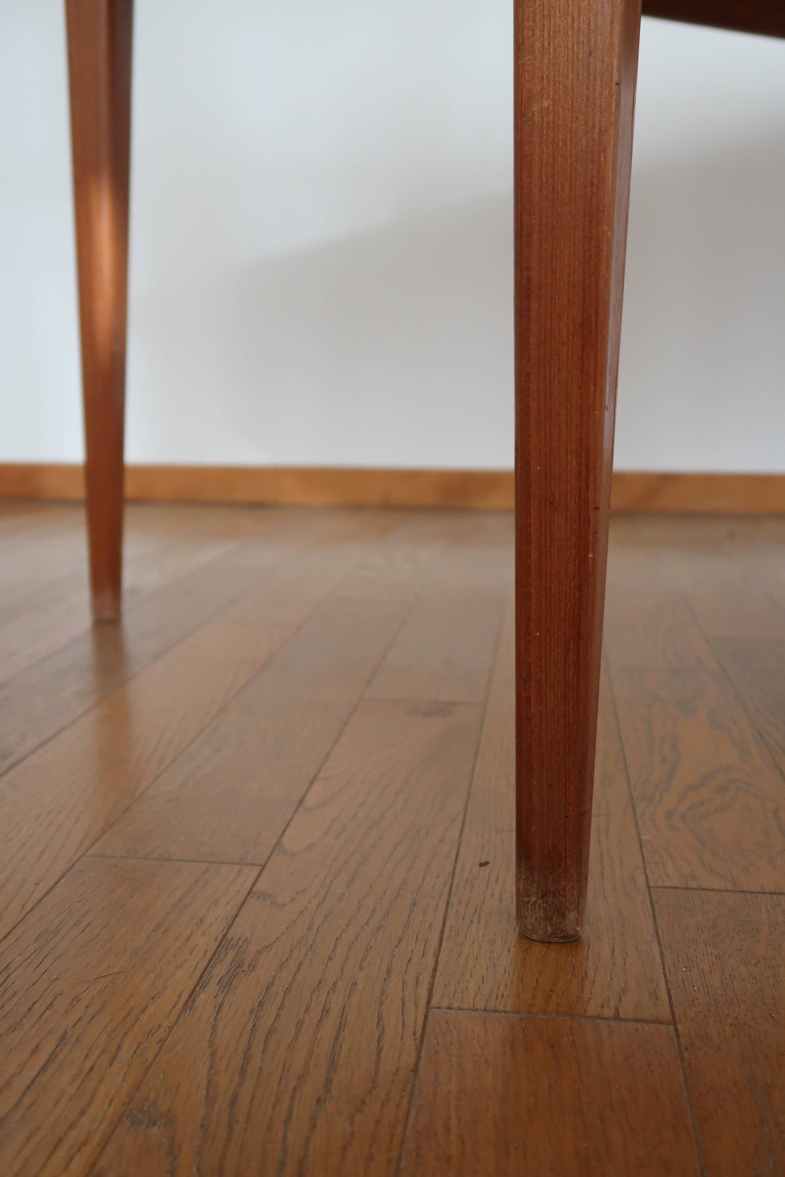 Extendable scandinavian table