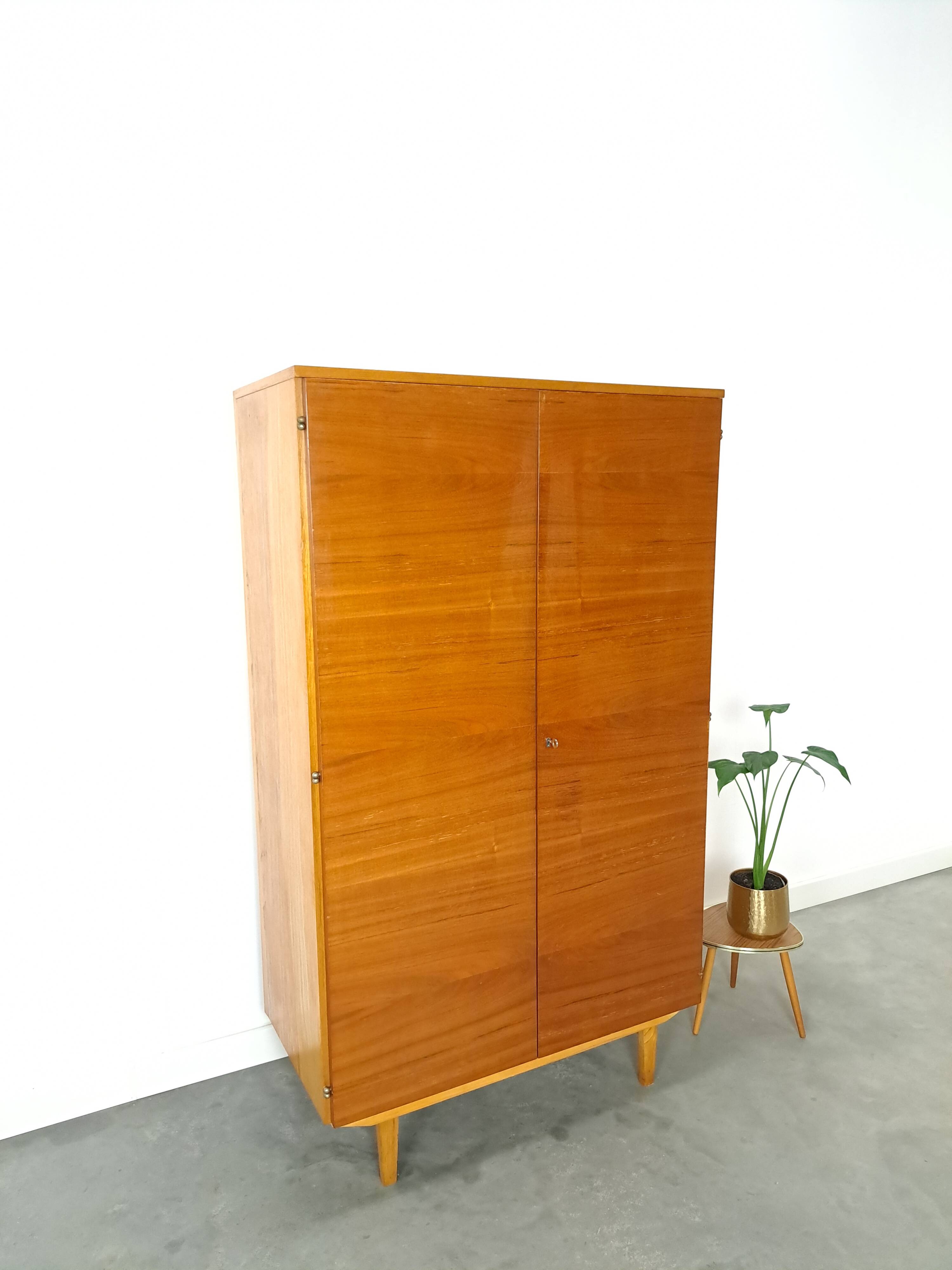 Fineer vintage kledingkast met legplanken