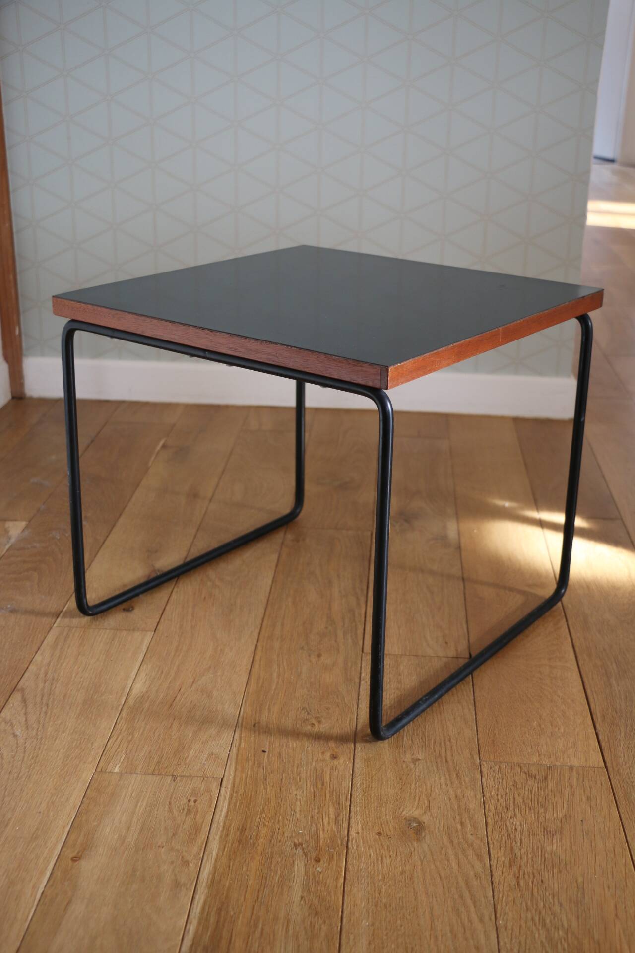 Flying coffee table Guariche Steiner