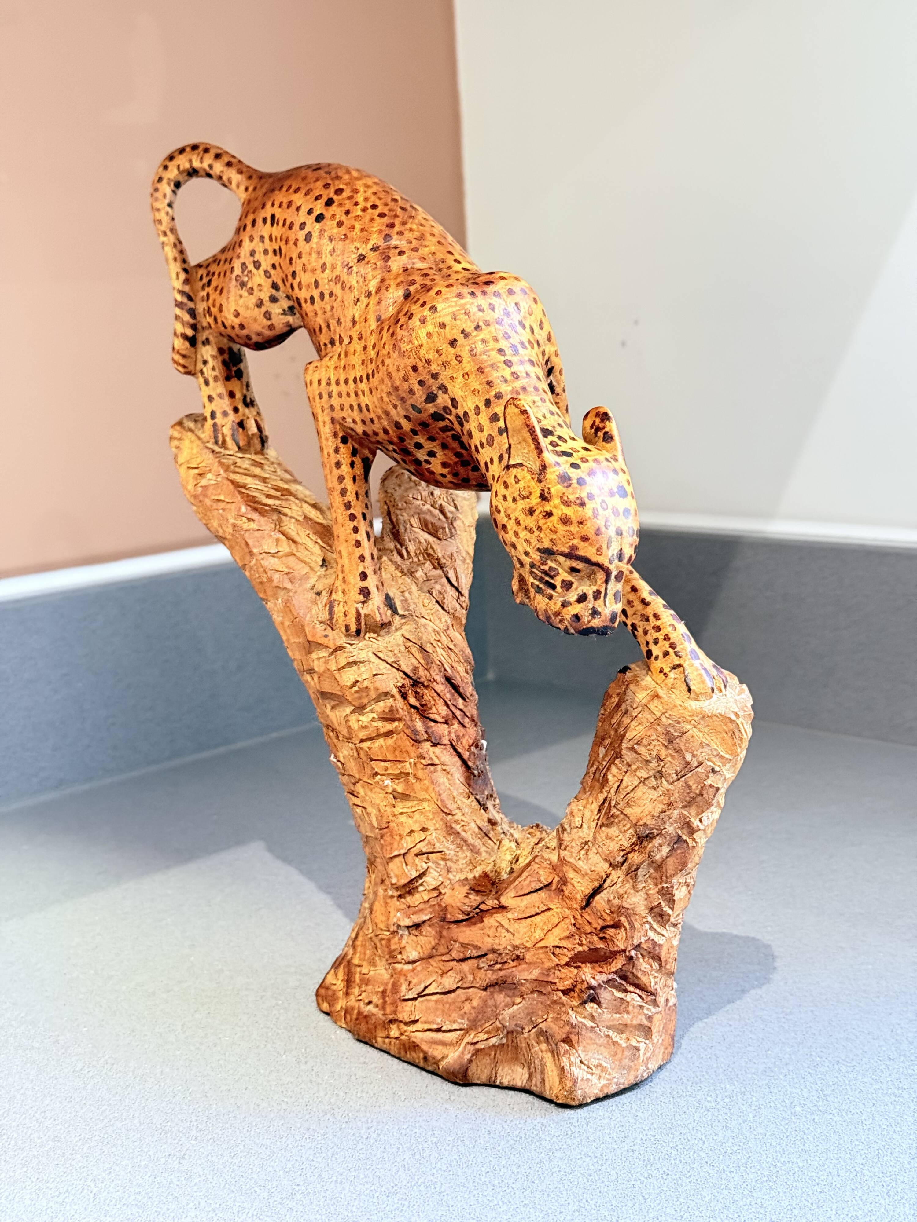 Sculpture de léopard africain sculptée à la main sur tronc d'arbre, figure d'art populaire tribal