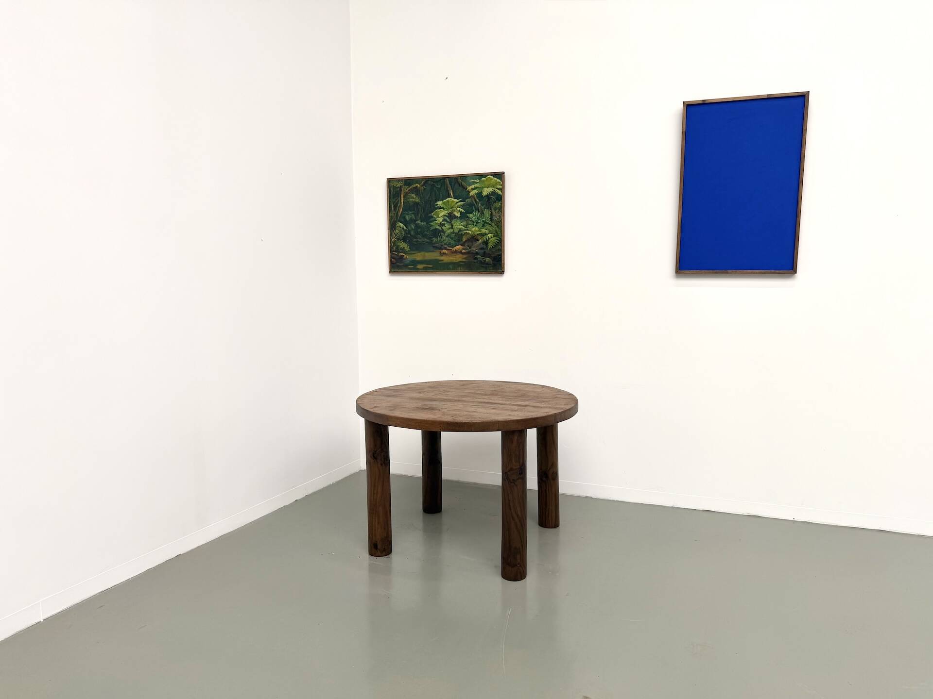 Table ronde moderniste chêne massif, piètement cylindrique pin, DLG Perrian