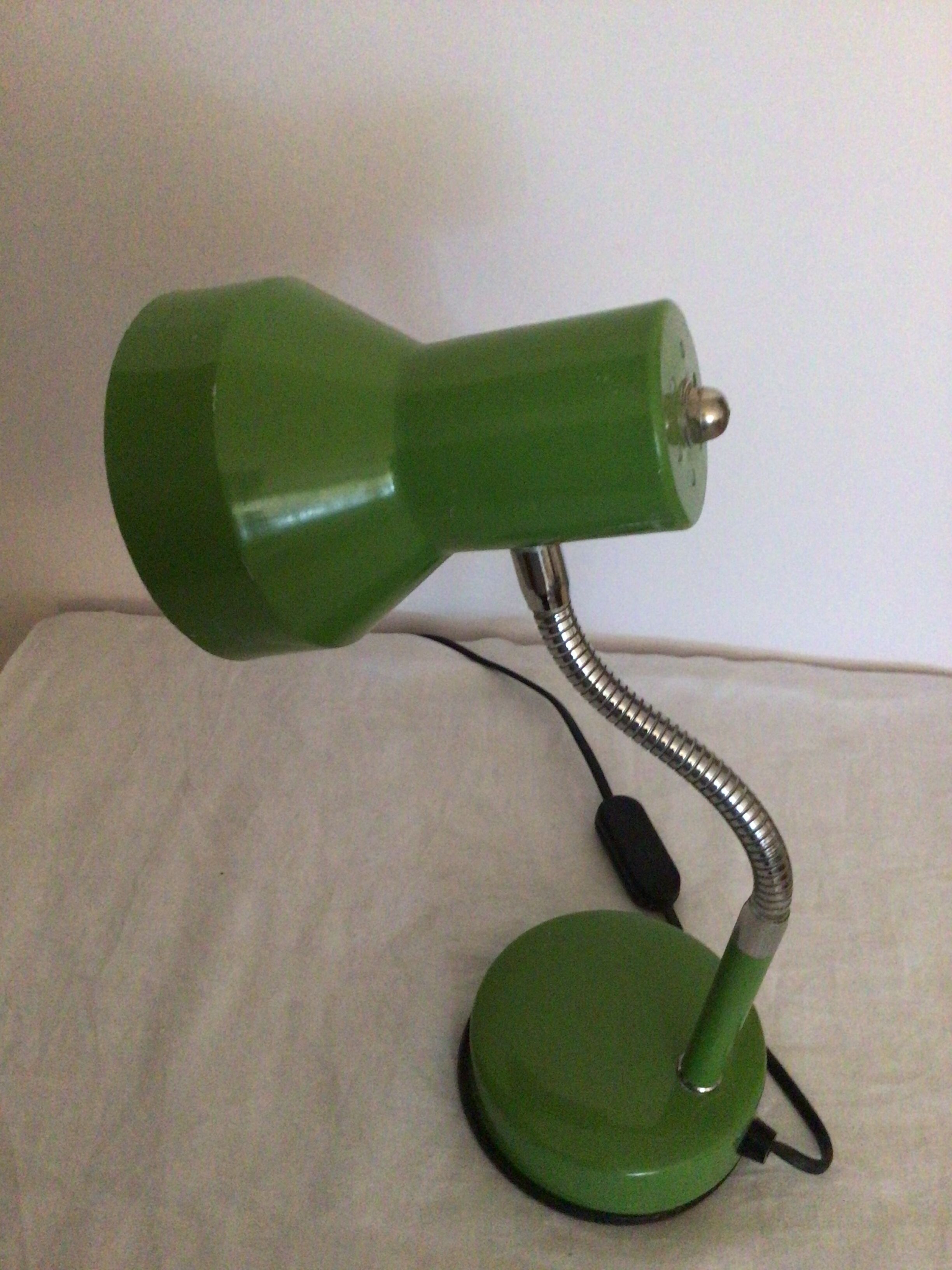 Lampe de table articulée flexible couleur vert olive métal chromé vintage.