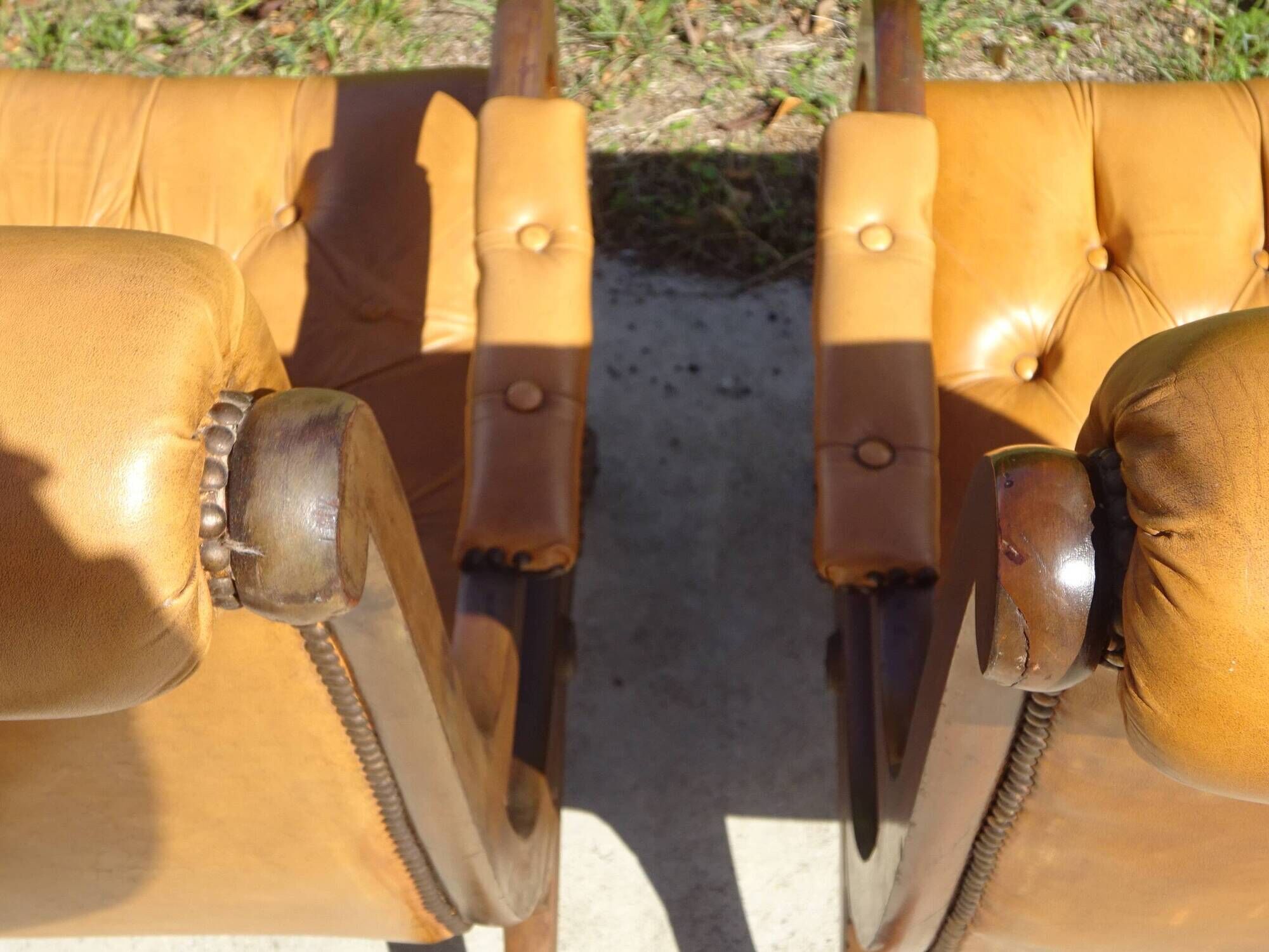 Fauteuils en bois et cuir capitonné, les 2
