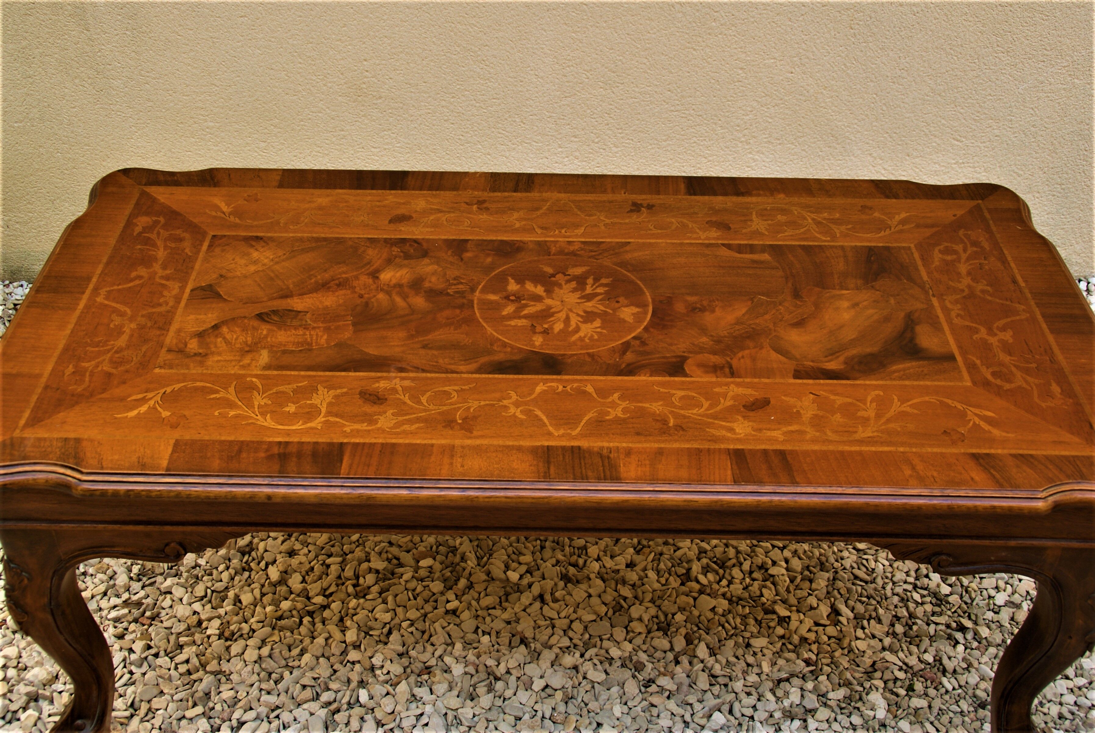 Italian wooden coffee table with marquetry inlaid top