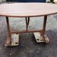 Table ovale de vendangeurs du sud ouest en merisier