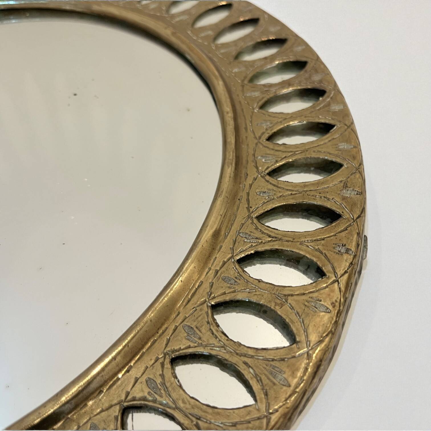 Round Moroccan mirror in openwork chiseled brass - vintage mirror 32 cm