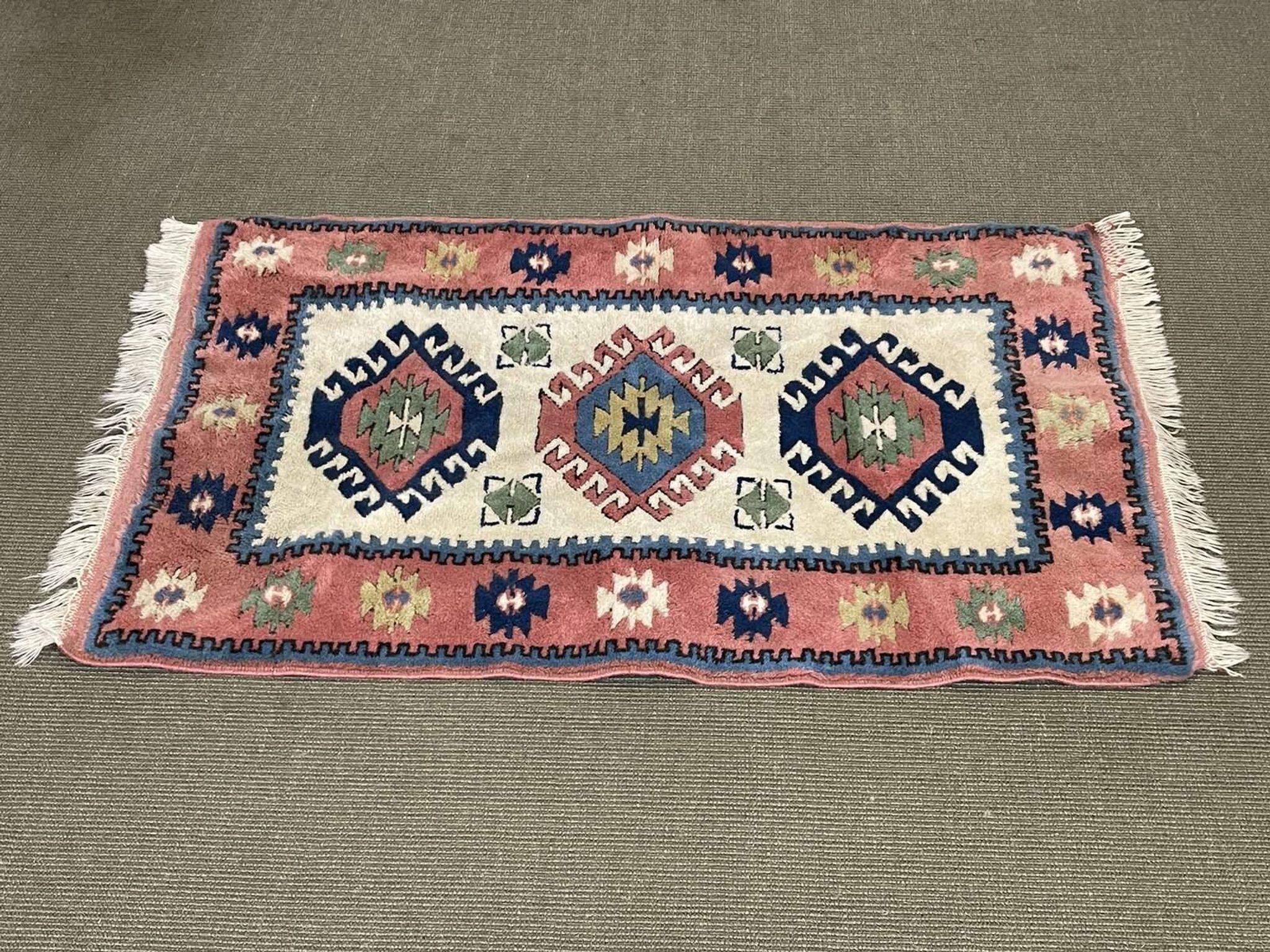 Handmade wool Oriental rug - 1.40m x 0.85m