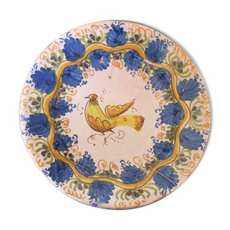 Plat en faience à décor de volatile jaune sur fond bleu
