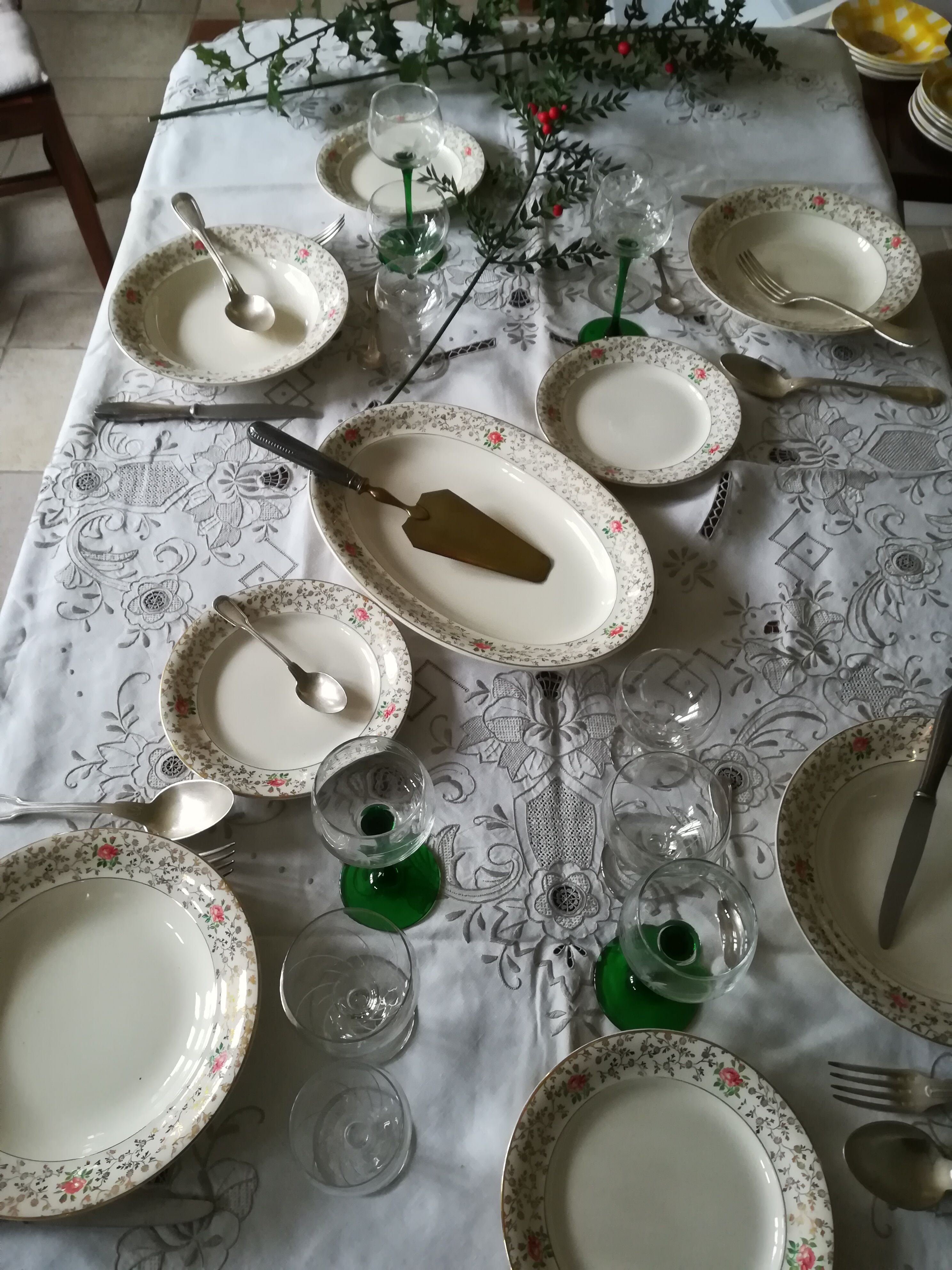 Round off-white tablecloth embroidered with grey flowers with 8 matching napkins - festive table