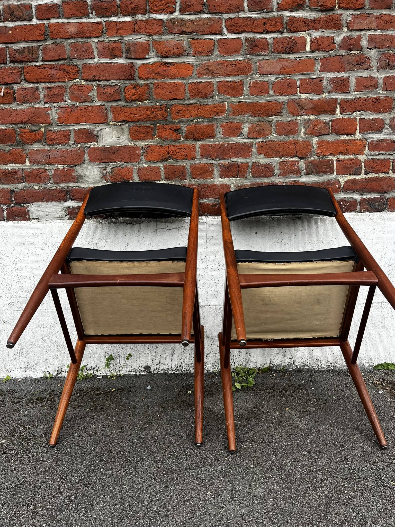 Set of 2 vintage Scandinavian chairs in wood and black faux leather.