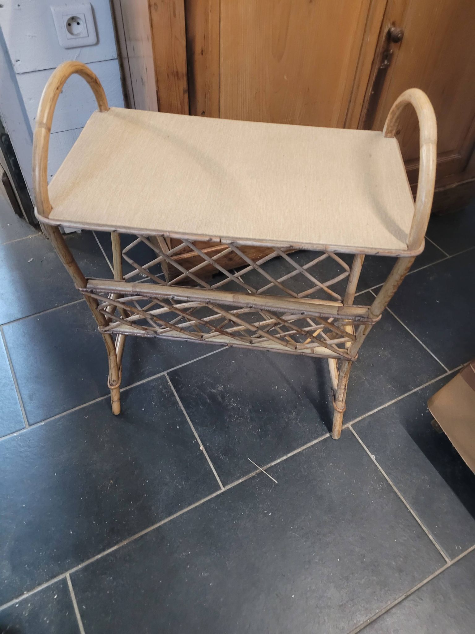Porte revue en rotin vintage
