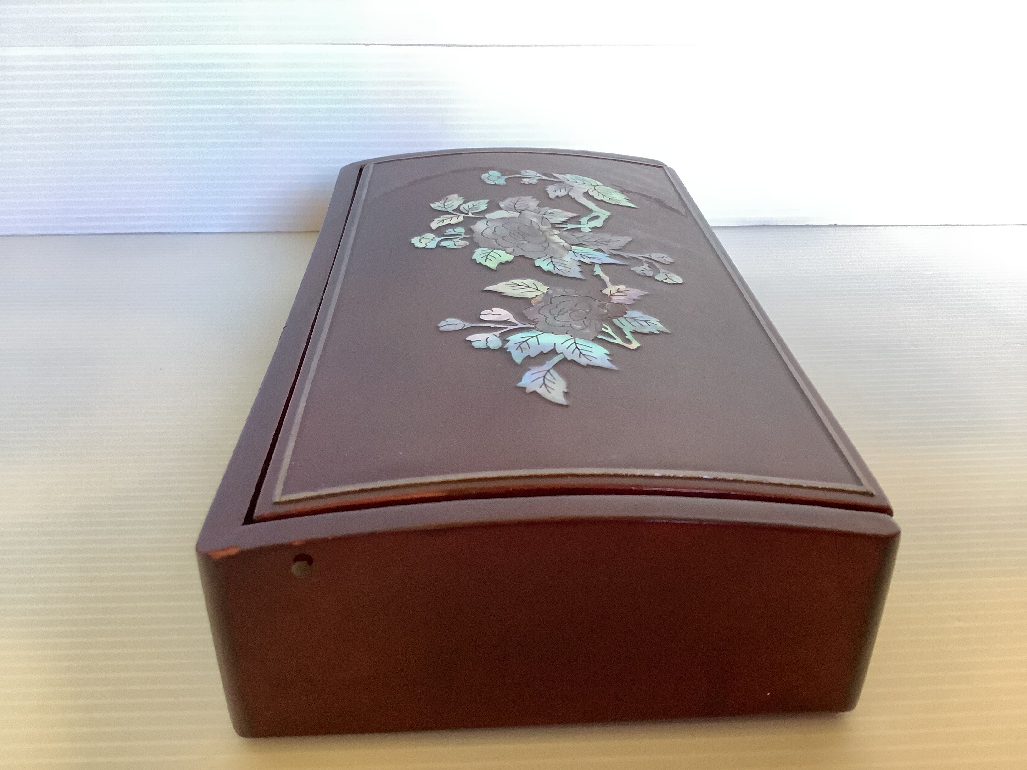 Lacquered wood box pearlescent flowers