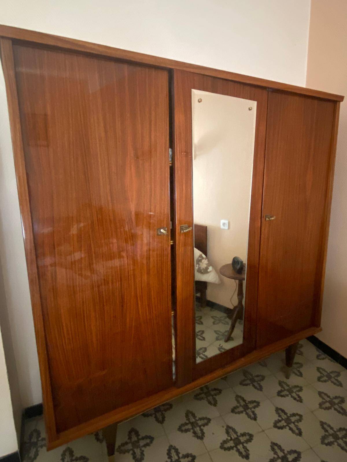 Armoire vintage avec étagères et miroir intérieur laqué