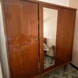 Armoire vintage avec étagères et miroir intérieur laqué