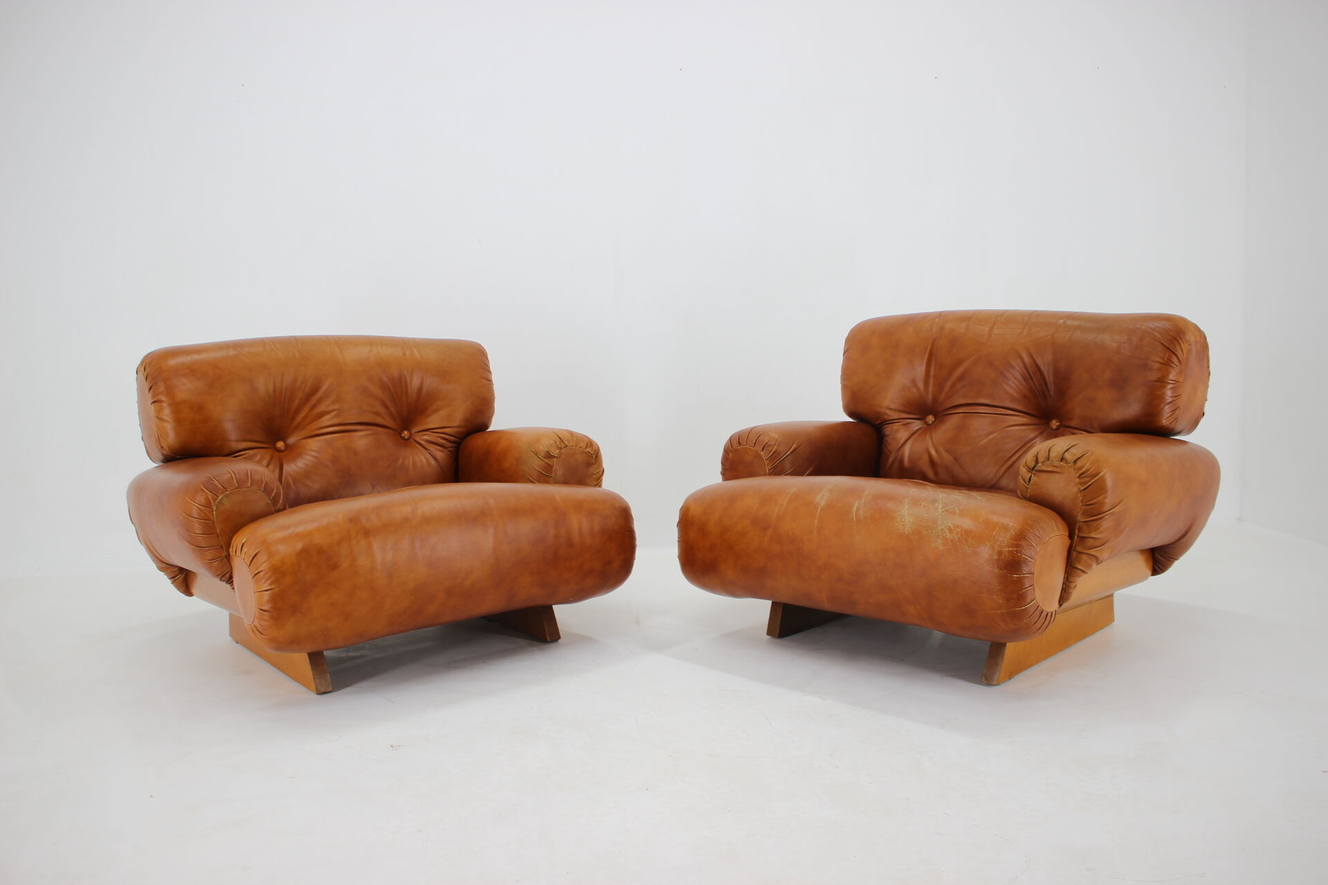 1970s design italian armchairs in wood and cognac leather